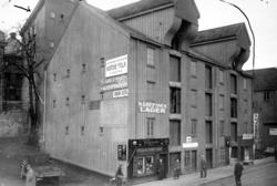 Foto fra Storkaia 4, hvor vi ser N. Grefsnes glassmagasins l