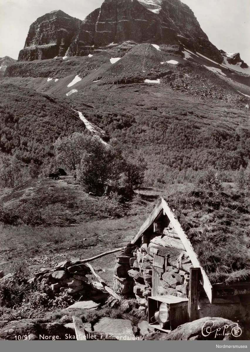Postkort ";10/91"; med motiv fra Skarfjellet i Innerdalen, Sunndal kommune. Utgitt av Eberh. B. Oppi A/S. Fra Nordmøre Museums fotosamlinger. /Reg:EFR2013/
