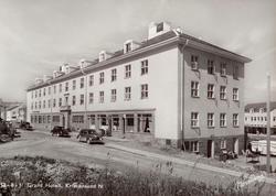 Postkort "13-8-1", med et bilde av byens Grand Hotell med Pr