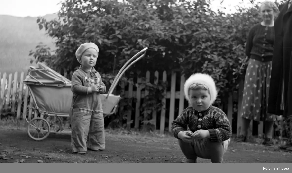 Foto av to små barn - muligens fra Sverdrupslekten. Usikkert hvor bildet er tatt, men kan være fra Kristiansund eller muligens i Nesset kommune. Fra Nordmøre Museums fotosamlinger.
