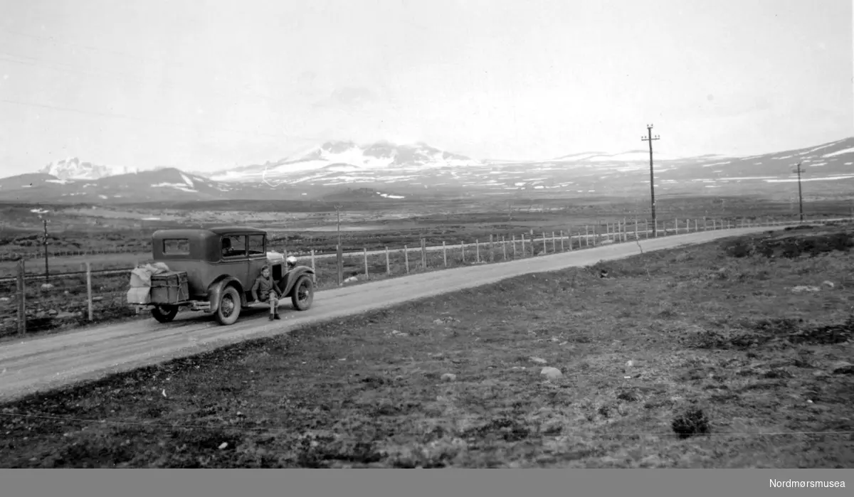 Ford modell A 1930-31 omtrent ved veiens høyeste punkt rett nord for Hjerkinn. I bakgrunnen,like til høre for bilen er Snøhetta.
(Info: Ivar Stav).  På biltur/reise over Dovrefjell. Fra Nordmøre Museum sin fotosamling
