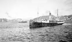 Ute i havnebasenget ser vi flere av rutebåtene som gikk i tr