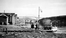 Et bilde av en sundbåt som nettopp har lagt til kai på Gomal