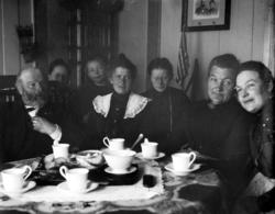 Foto fra teselskap. Det svært sannsynlig at det er faren til