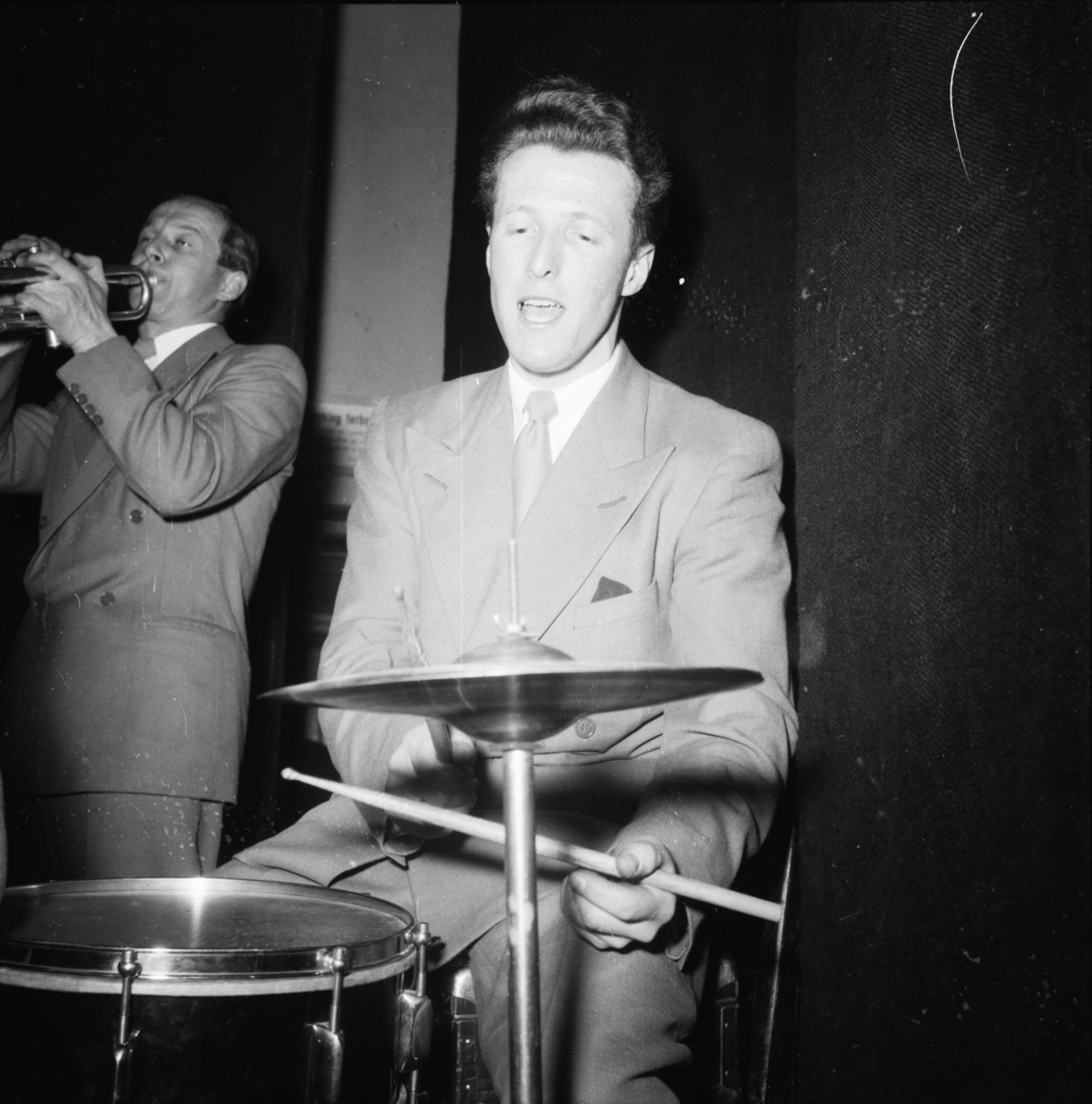Vardens arkiv. "Byforeningen i Festiviteten. B.la. Lommeruds orkester"  17.02.1954