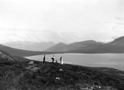 Foto fra en landtur ute i karrig natur. Her omgitt av fjell 