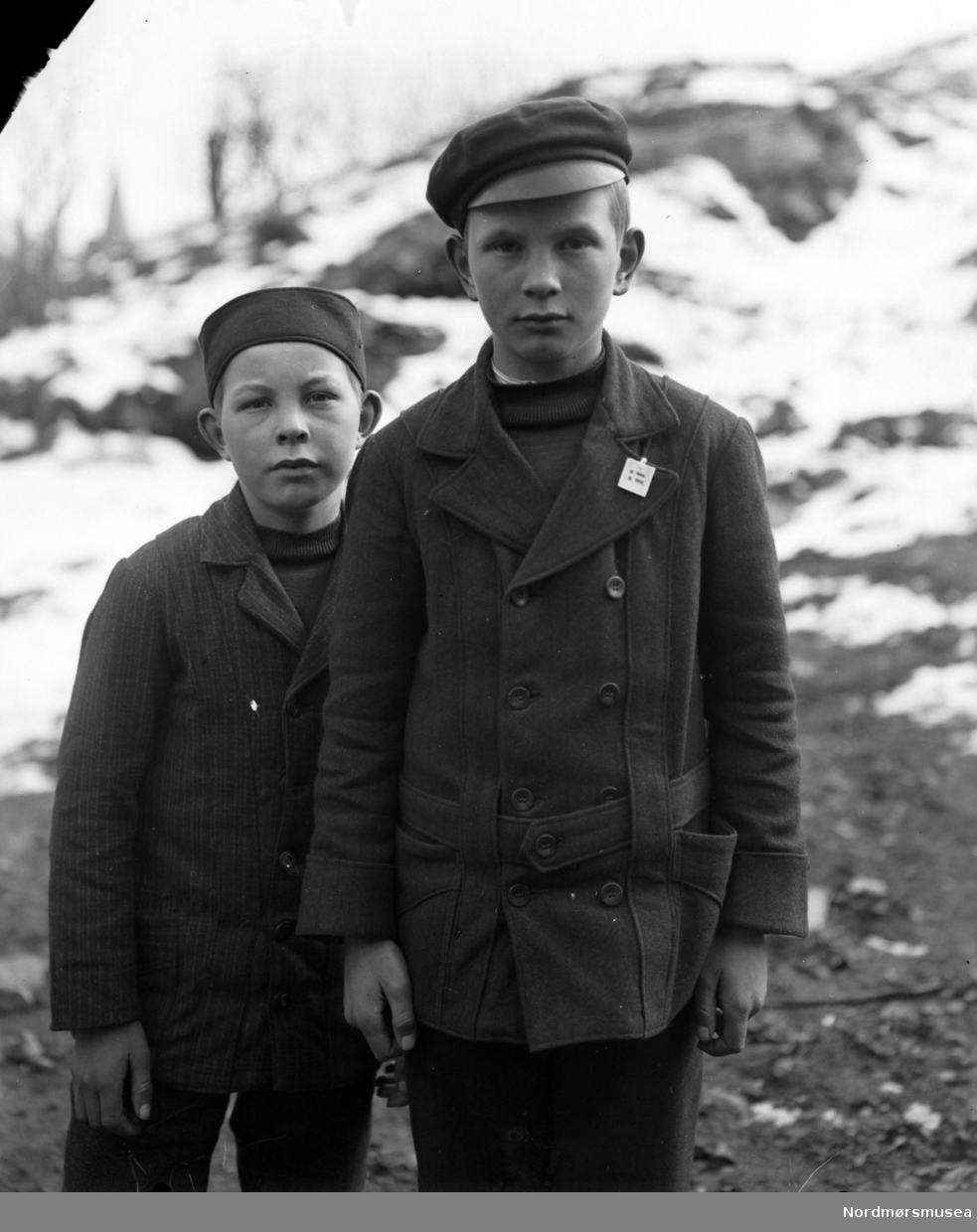 To gutter. dublett? Guttene kan være Ingvard 
og Kaare Sverdrup, de to yngste sønnene, til Margrethe og Georg Sverdrup. Ukjent hvor, men sannsynligvis i Kristiansund,
Møre og Romsdal fylke. Datering er ukjent, men muligens omkring 1910 til 1915. Fotograf er trolig Georg Sverdrup. Fra Nordmøre museums fotosamlinger.
