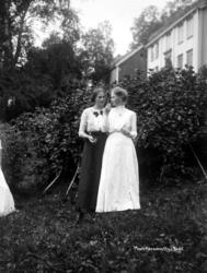 Portrett av to kvinner, trolig fra Sverdrupfamilien/slekten,