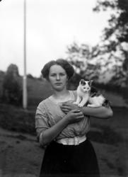 Portrett av Hildur Sverdrup med katt.
 Hildur var datter av 