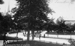 Postkort med motiv fra parken ved Parkveien/Langveien på Kir