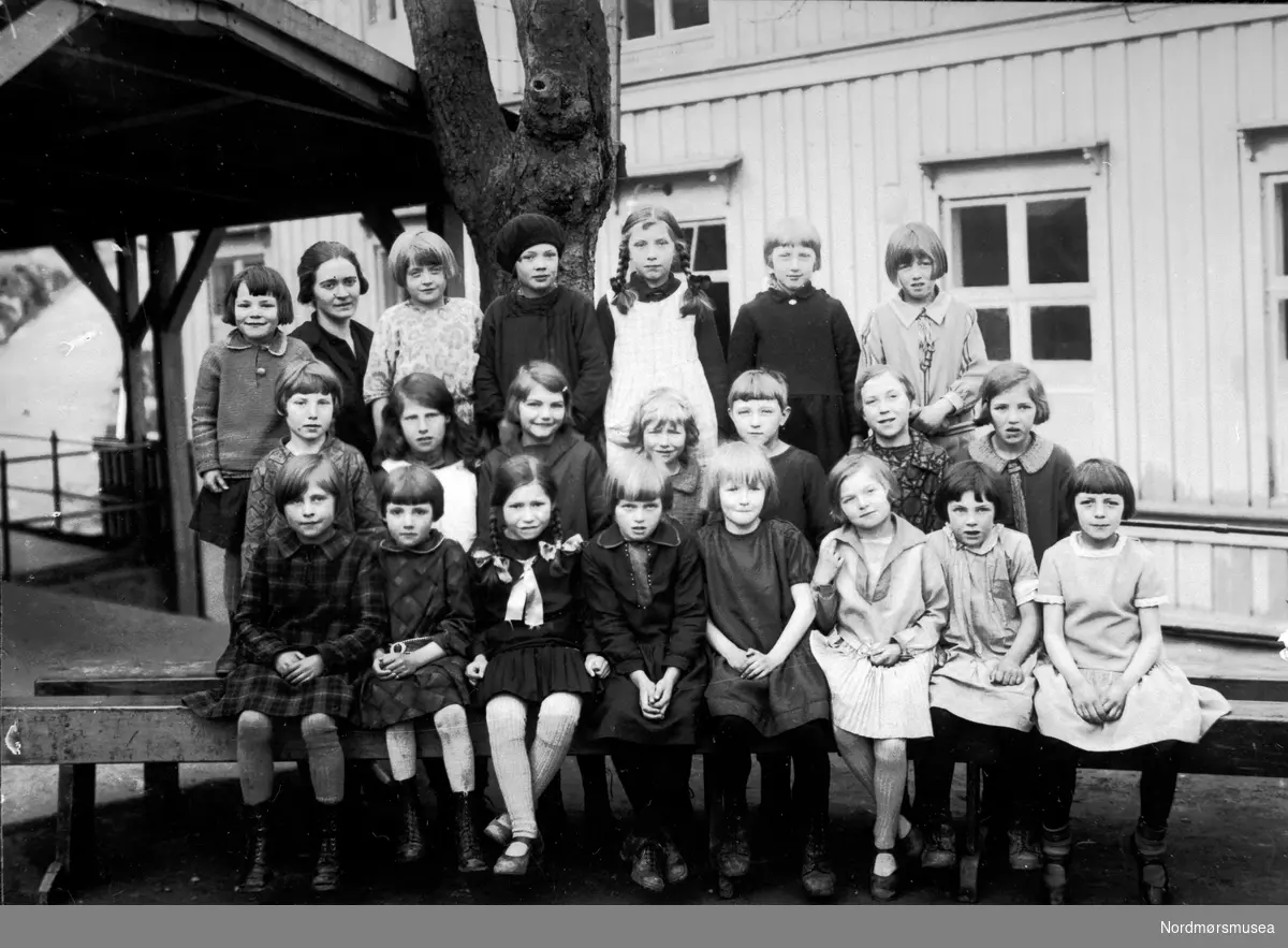 skole, klasse, jenter, sliten lærer, ca 1920, barn, Enggatens Pikeskole? Fra Nordmøre Museum sin fotosamling.