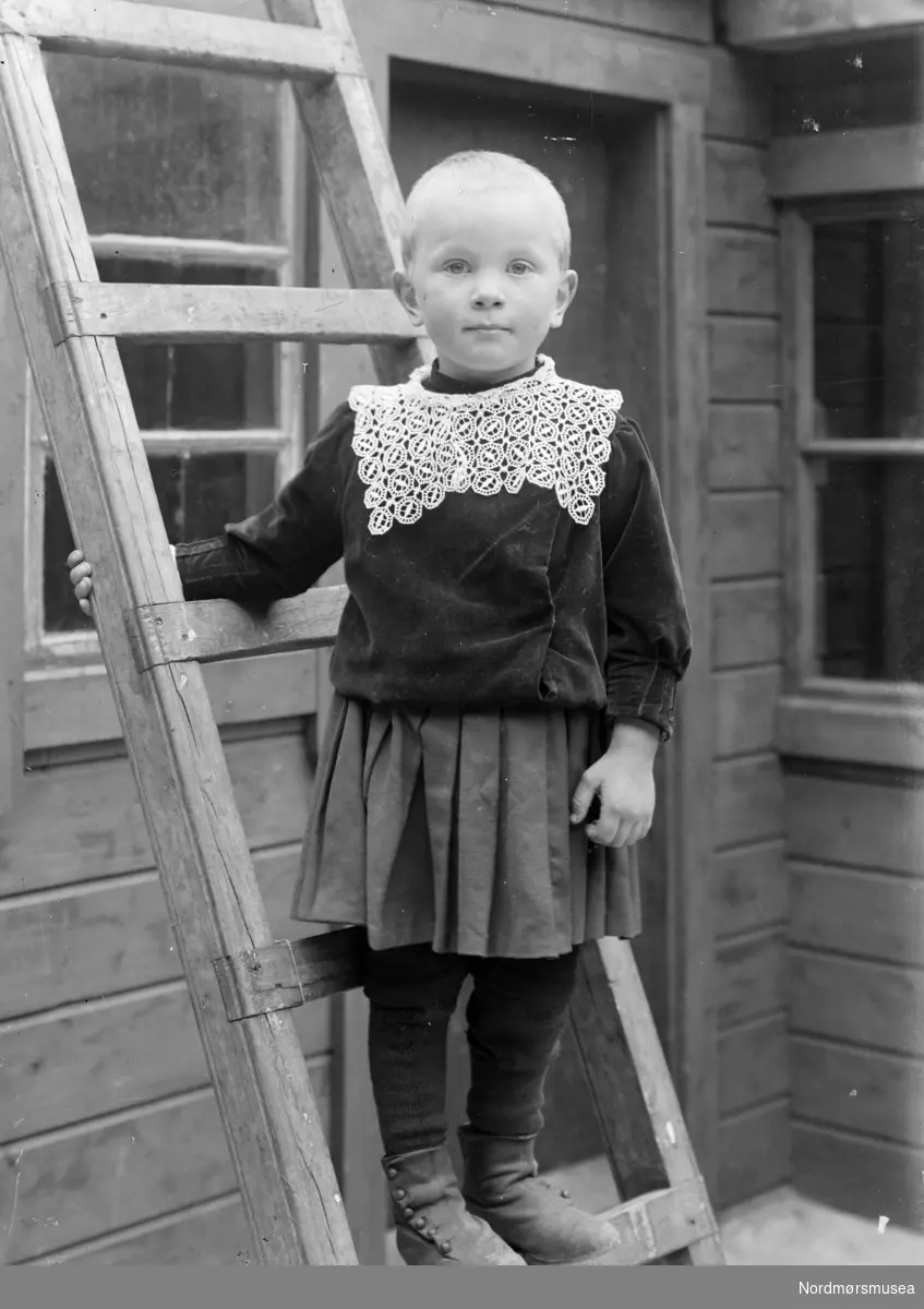 Foto av et lite barn, muligens fra Sverdrupfamilien/slekten, eventuelt fra deres bekjentskaper. Se også KMb-1987-005.6281b. Fra Nordmøre museums fotosamlinger. EFR2015
