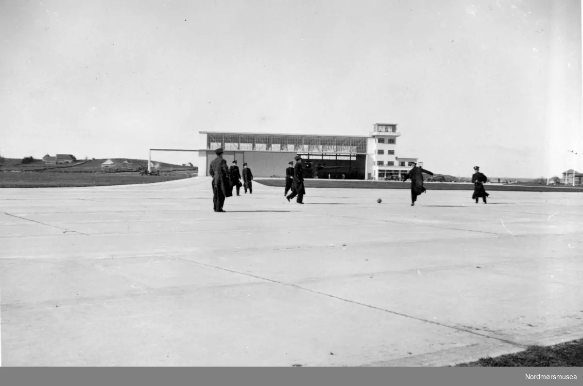Frelsesarmeen spiller fotball på en flyplass. Fra Nordmøre Museum sin fotosamling.