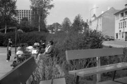 Foto fra parken med lekeplassen i forgrunnen, samt Kirkeland