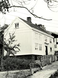 Foto av et eldre bolighus i Kristiansund, usikkert hvor. Fra