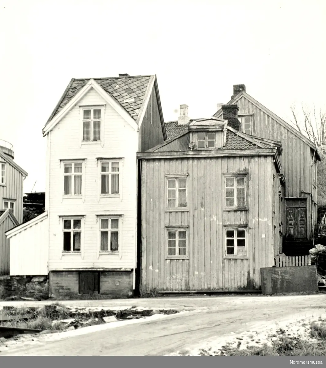 Foto av to eldre bygninger i Kristiansund. Kan det være fra Vågen på Kirkelandet?
Den ene bygningen har forøvrig gatenummer 32 på husveggen. Fra Nordmøre museums fotosamlinger.

