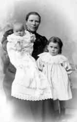 Portrett av en ukjent kvinne en en pike og en baby i sin dåp