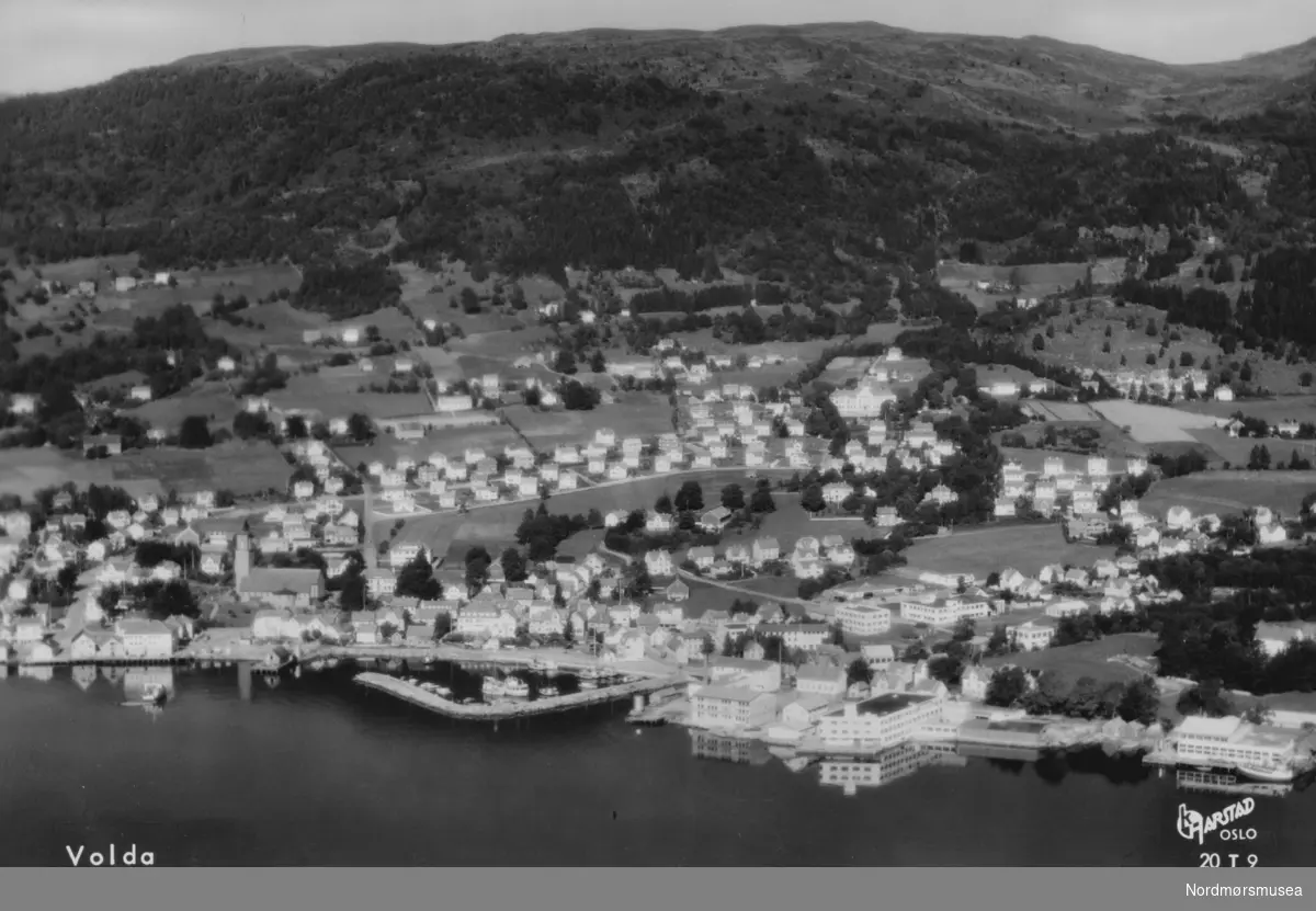 Postkort med flyfoto av Volda. Volda er en kommune og et tettsted i Møre og Romsdal. Fra Nordmøre Museums fotosamlinger. /Reg:EFR2013/



