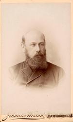 Foto av en ukjent mann i losjakke. Trolig fra Johnsenfamilie