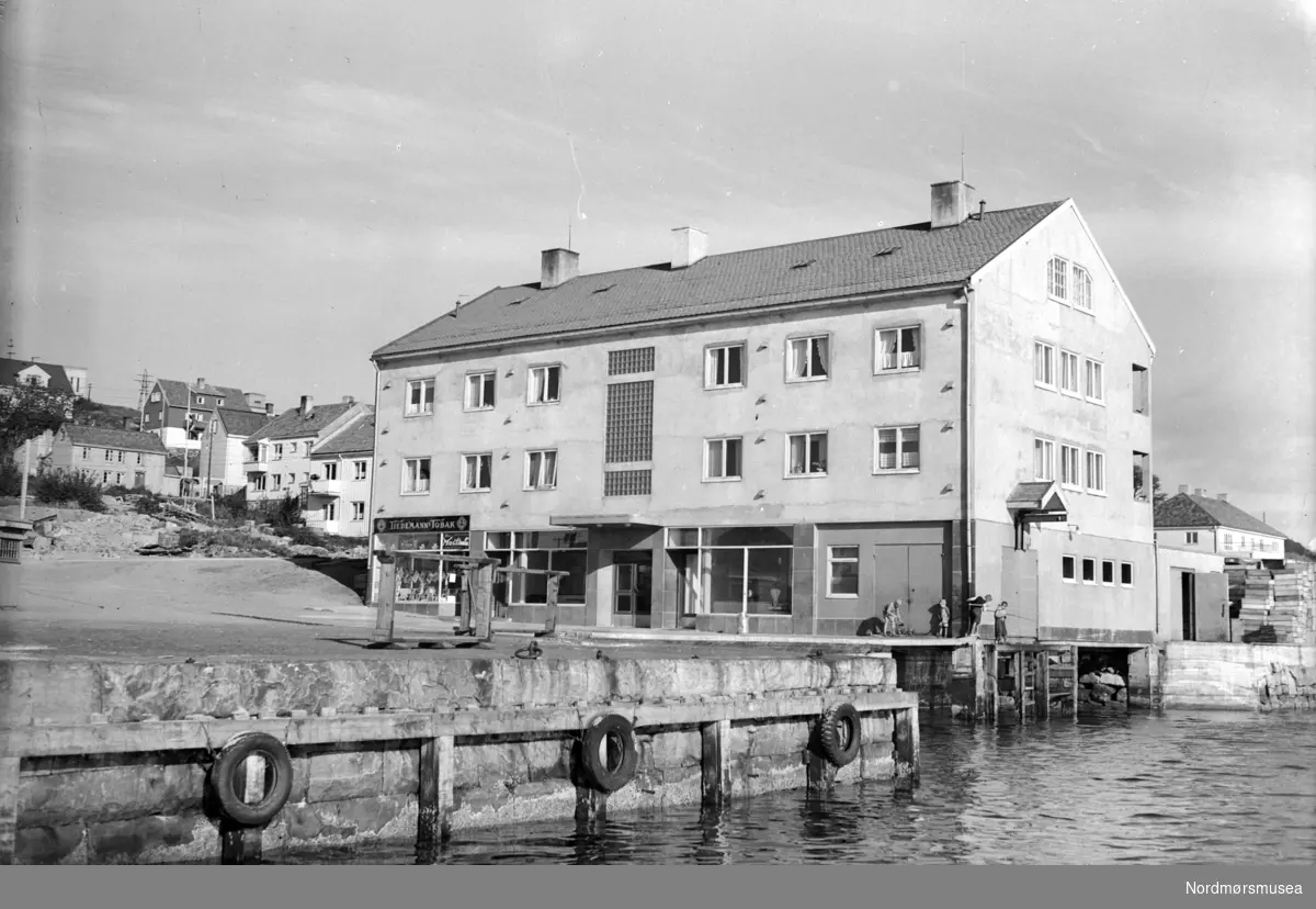 Fra Grunden på Nordlandet. Her er pr 2012 Olav Elgsaas fiskeforretning. Merk tobakksbutikken til venstre i huset. Fra Nordmøre Museum sin fotosamling, Williamsarkivet.
