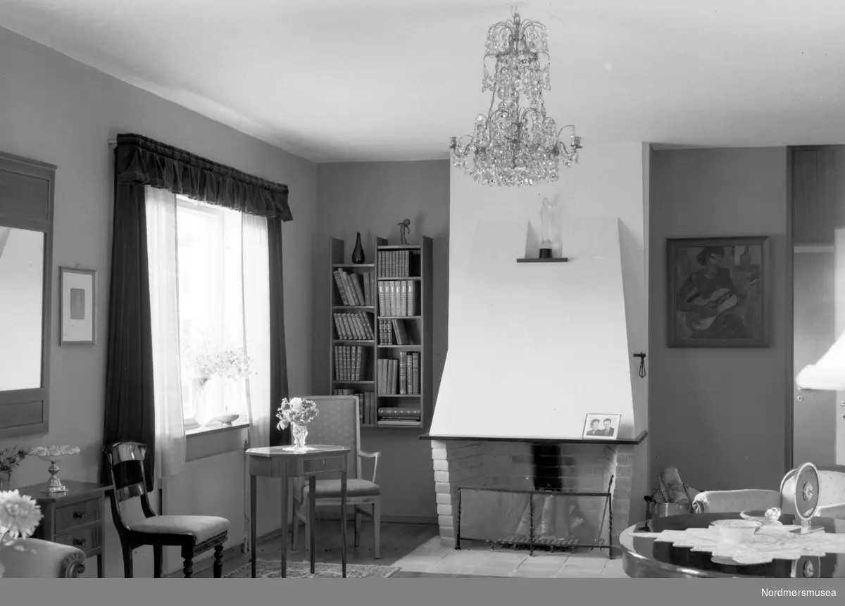 Interiørfoto. bokhylle, peis, lysekrone, maleri, salong. Fra Nordmøre Museum sin fotosamling, Williamsarkivet. EFR2015