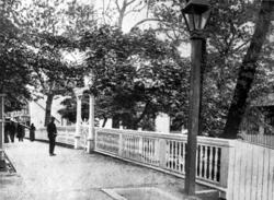 Fra N. H. Knudtzons eiendom i Storgata.
 Inngangspartiet på 