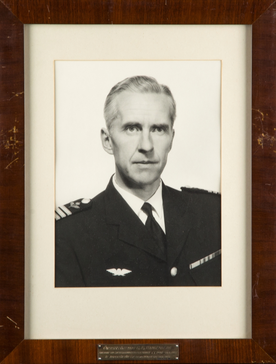 Porträttfotografi av Gerth Stangenberg, stabschef för Luftbevakningsinspektionen 1948-1957. Inramat foto.