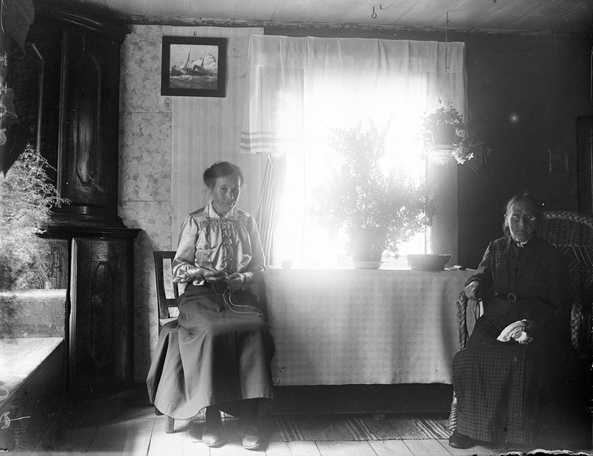 "Köksinteriör hos gumman Lindkvist vid Mälby Altuna", Uppland 1919