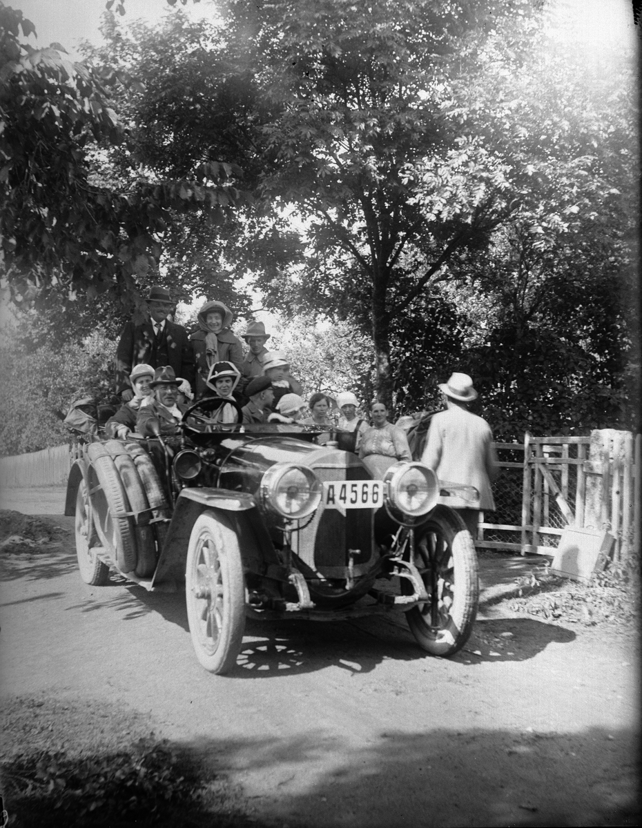 Stockholmsbilen med främmande hos Rollins i Sävasta, Altuna socken, Uppland 1920