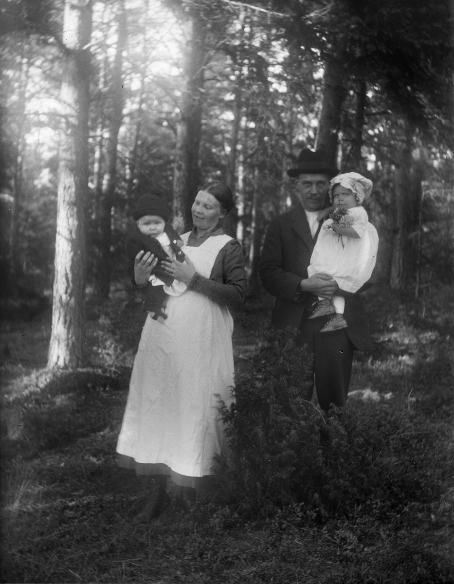 "Larson och frun med varsin av barnen", Brunnsta, Österunda socken, Uppland 1920