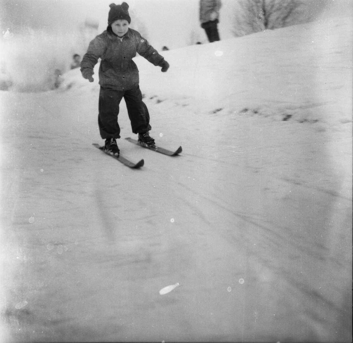 Vardens arkiv. "Skiskolen begynner"  08.02.1954