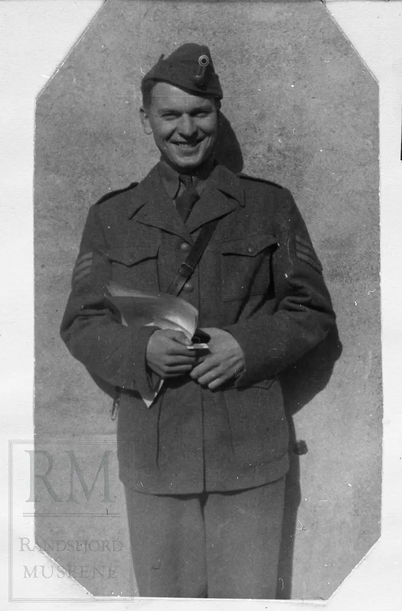 Olav Bech i uniform.