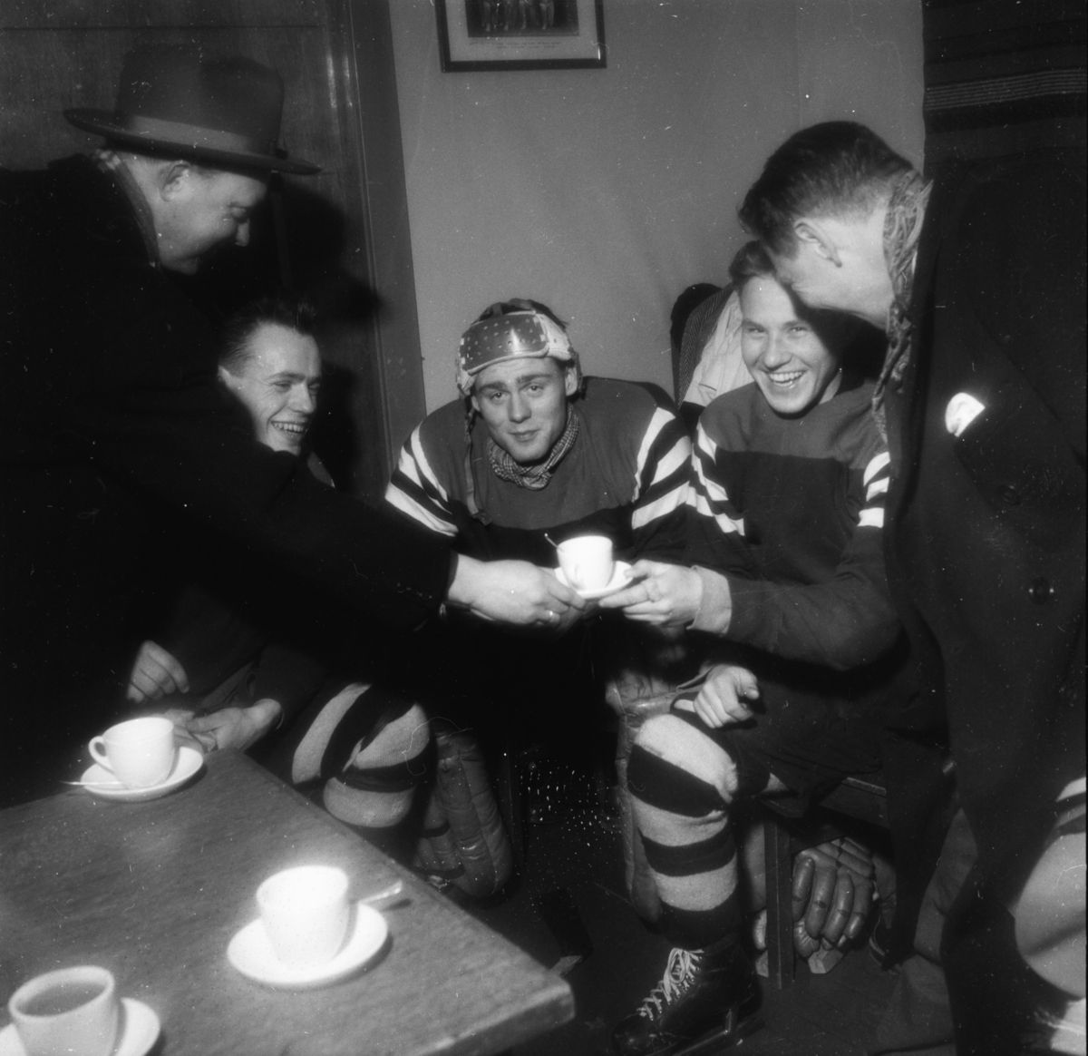 Vardens arkiv. "Ishockey landskamp. Norge C - Sverige C på Sportsplassen"  30.01.1954