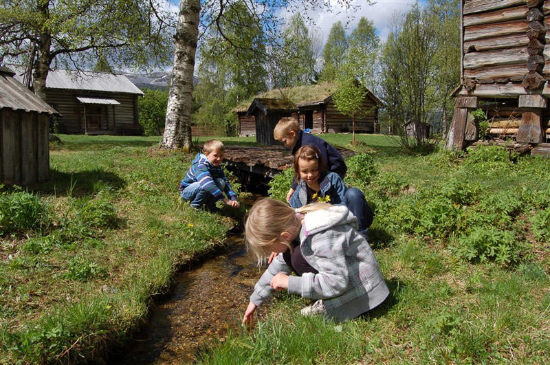 På Trysil bygdetun er det mye spennende å finne blant husene på tunet.