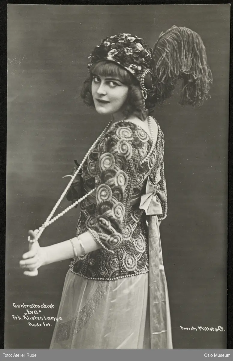 portrett, skuespillerinne, rollebilde, Pepita i "Eva" på Centralteatret, stående halvfigur, kostyme