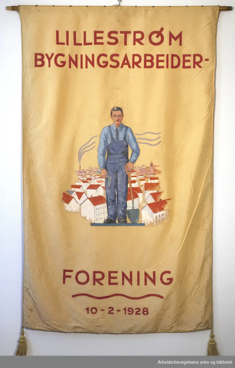 Lillestrøm bygningsarbeiderforenings fane.Stiftet 10. februar1928..Forside..Fanetekst: Lillestrøm bygningsarbeiderforening.10-2-1928.