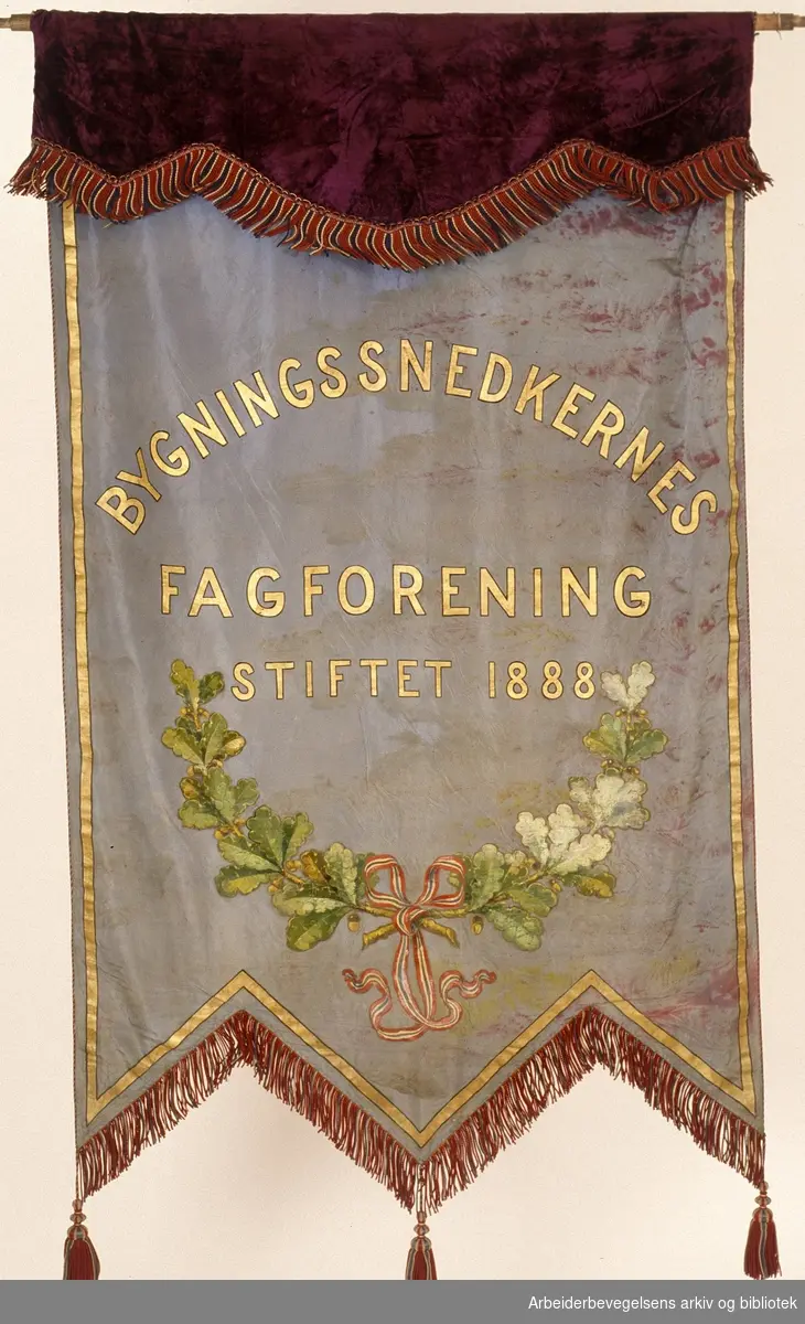 Bygningssnekkernes fagforening.Stiftet 28. februar 1888..Bakside..Fanetekst: Bygningssnedkernes Fagforening.Stiftet 1888