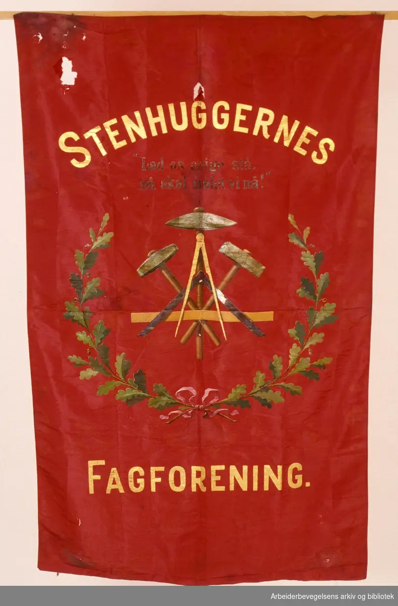 Stenhuggernes fagforening..Forside..Fanetekst: Stenhuggernes fagforening."Lad os enige stå.så skal målet vi nå!"