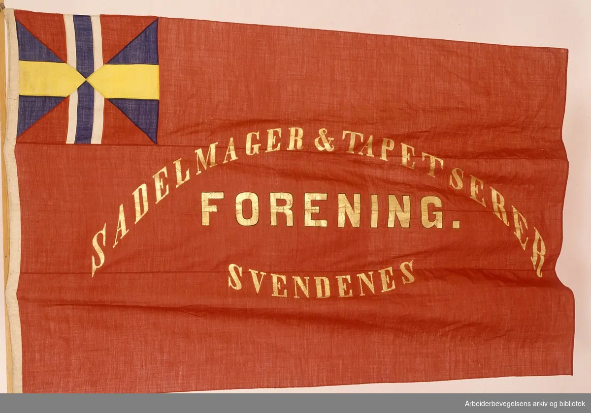 Sadelmager og tapetsersvendenes forening.Oslo tapetser- og dekoratørforening.Stiftet 4. mars 1875..Fanetekst: Sadelmager & Tapetserersvendenes Forening...