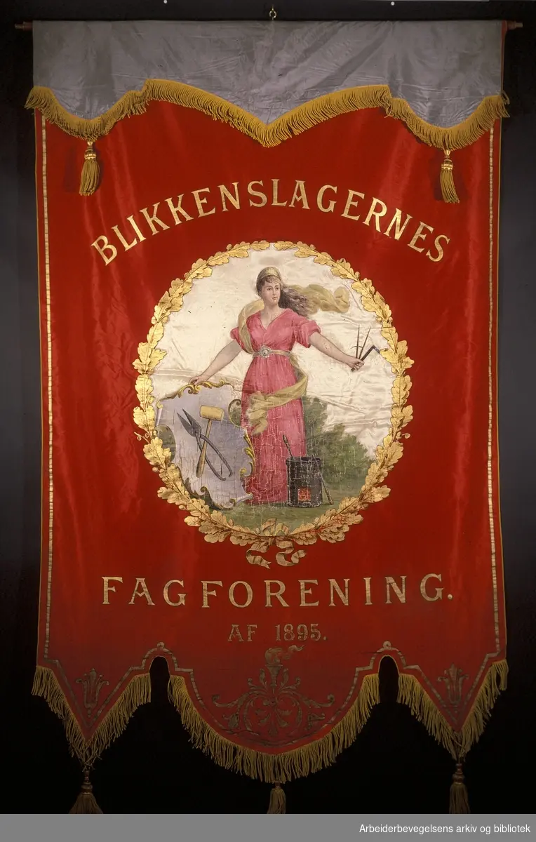 Blikkenslagernes forening .Stiftet 18. januar 1895..Forside..Fanetekst: Blikkenslagernes Fagforening.af 1895