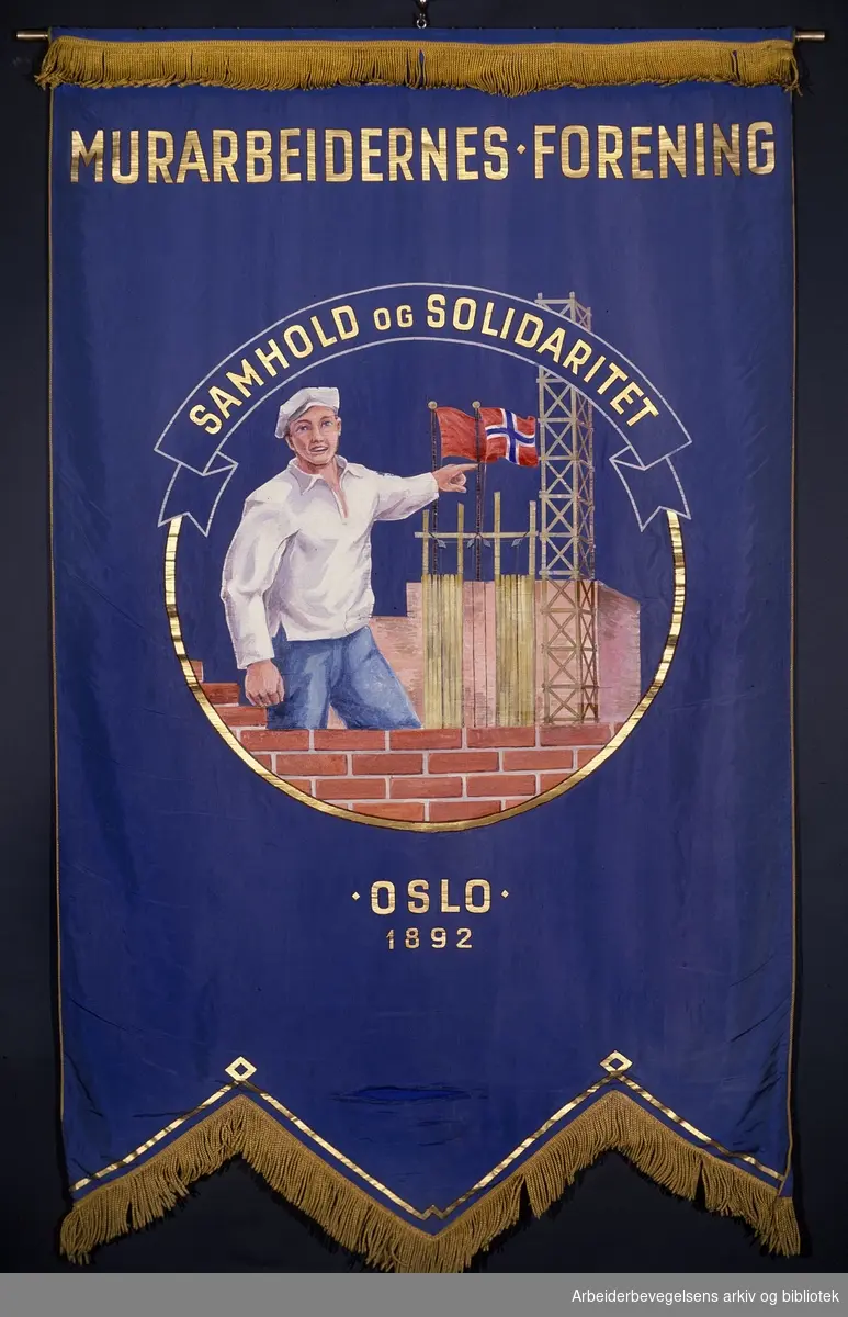 Murarbeidernes forening.Stiftet 8. april 1892..Forside..Fanetekst: Murarbeidernes Forening .Samhold og solidaritet Oslo 1892