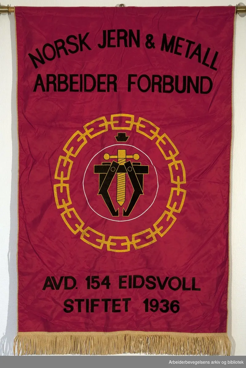 Norsk jern- og metallarbeiderforbund avd. 154, Eidsvoll.Stiftet 1936..Forside..Fanetekst: Norsk Jern og Metallarbeiderforbund.Avd. 154 Eidsvoll.Stiftet 1936.