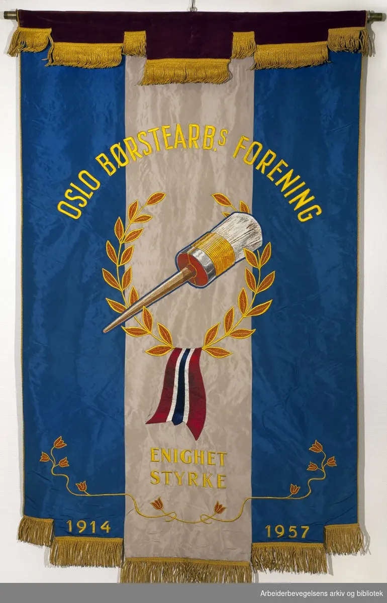 Oslo børstearbeideres forening..Forside..Fanetekst:.Oslo Børstearbeidernes Forening.Styrke Enighet.1914 - 1957