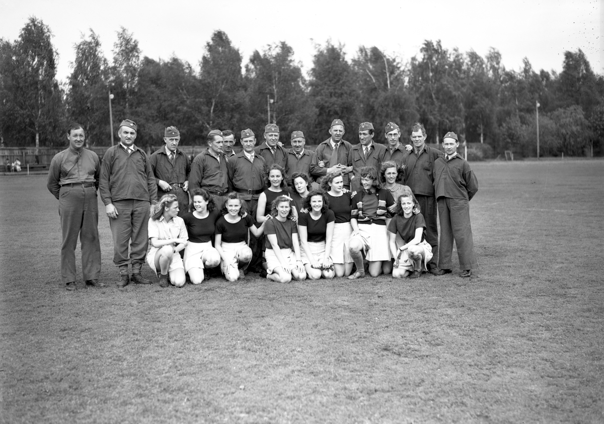 Barnens dag 1942 firades i Karlstad den 5 juni. I programmet ingick en fotbollsmatch på Tingvalla med ett för tiden ovanligt inslag.
