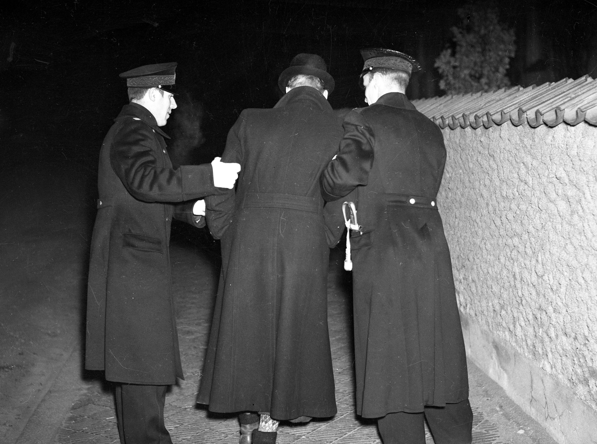 Polisens nattpatrull. Bilderna tagna 1938 på uppdrag av Värmlands Folkblad.