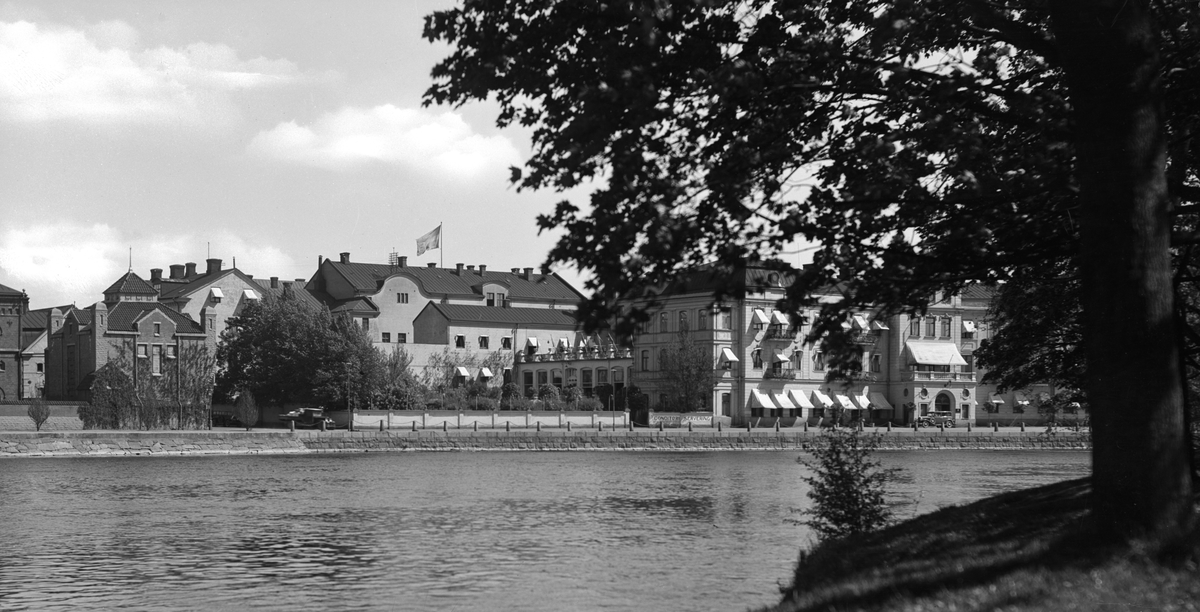 Stadshotellet med annex på Västra Torggatan och en del av Karlstads bryggeri syns på denna bild från tidigt 1930-tal