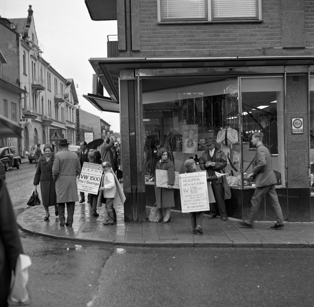 Reklamdrive för Motorkompaniet hösten 1961 utanför EPA på Kyrkogatan 31 B