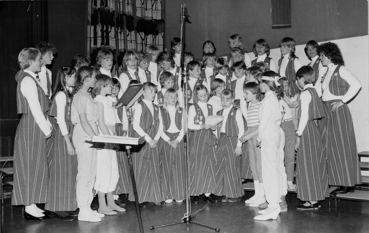 Li barne- og ungdomskor under ledelse av dirigent Kari Bernhoft.  Konsert i Bjertnesaulaen.