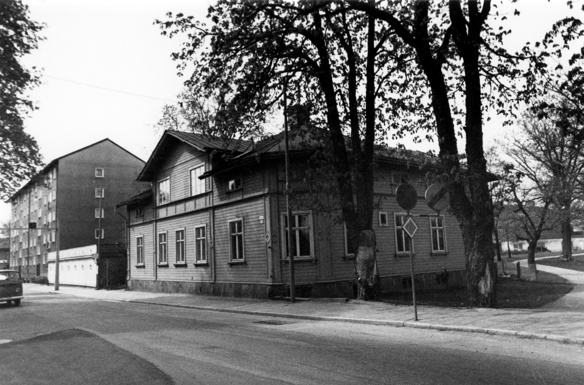 Garvare Wennergrens hus vid Östra brons södra fäste. Det revs 1976.