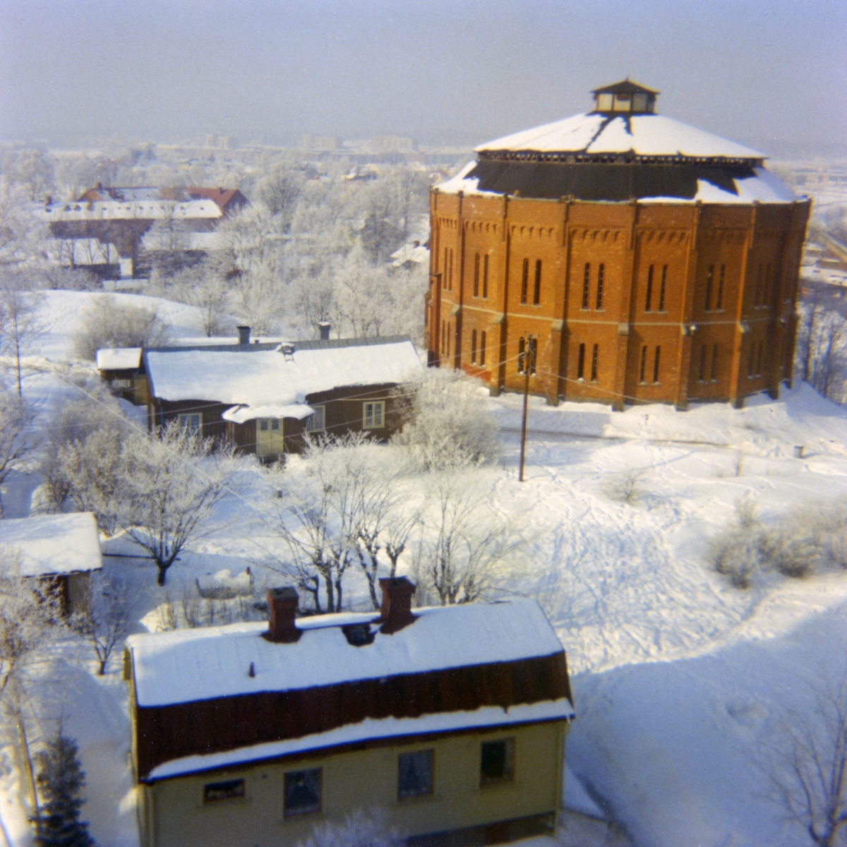 Gasklockan vintern 1960. Byggnaden revs 1968.
